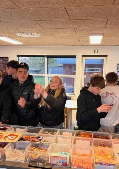 Billede af unge og slik
