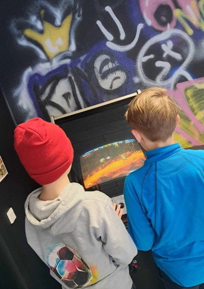 Billede af to unge med ryggen til