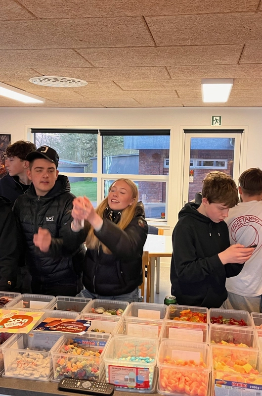 Billede af unge og slik